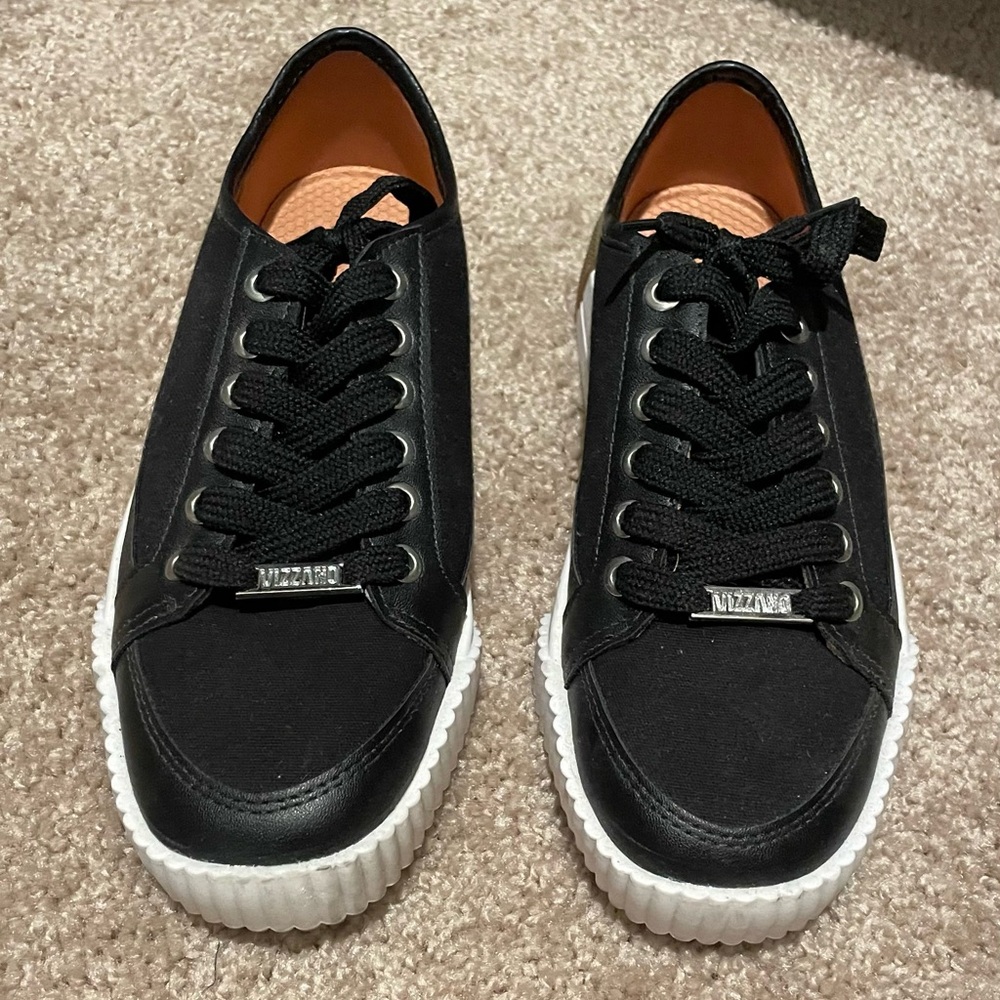 VIZZANO - Black sneaker (size 5 but fit like a 6.5)
